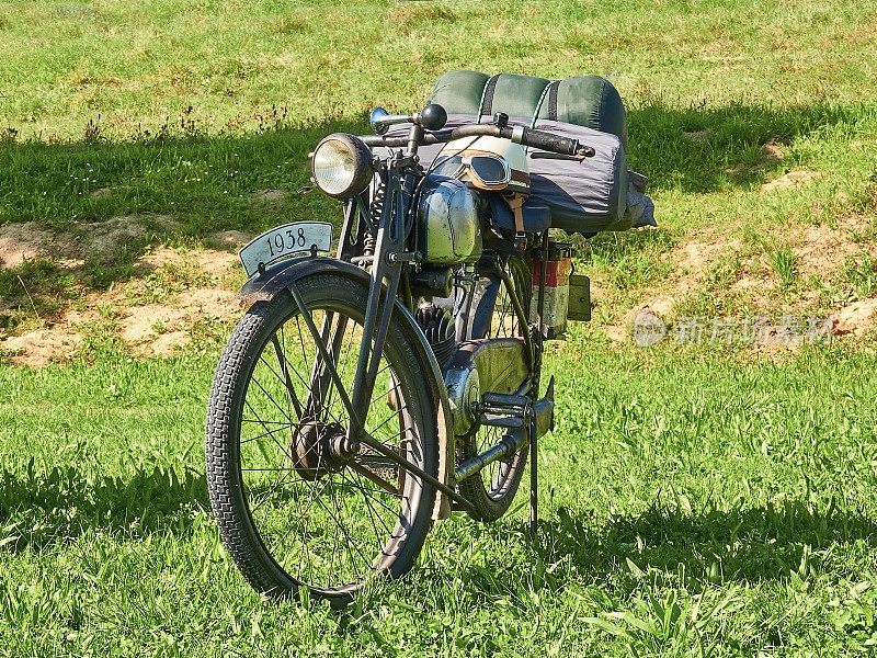 1938年的老式自行车停在草地上