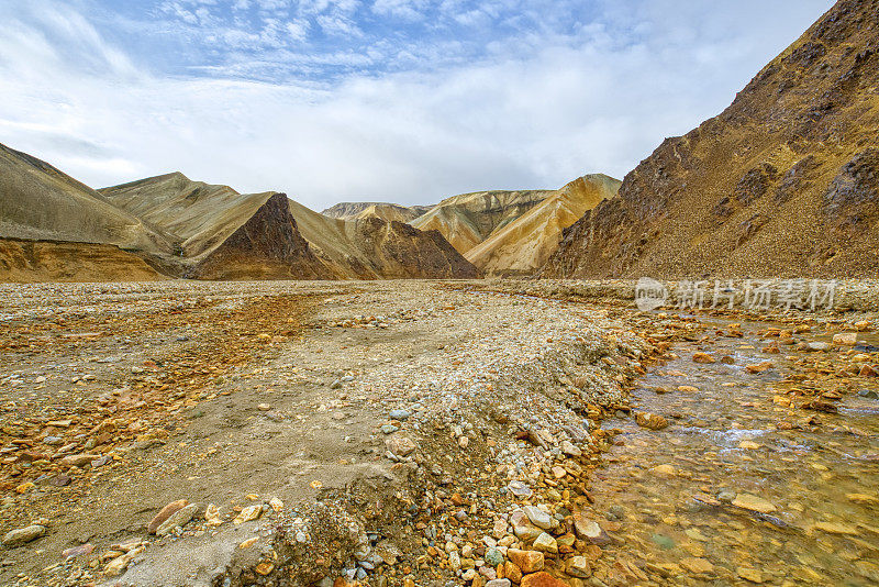 欧洲美丽独特的岛国冰岛的高地上的Landmannalaugar的令人叹为观止的彩色山丘