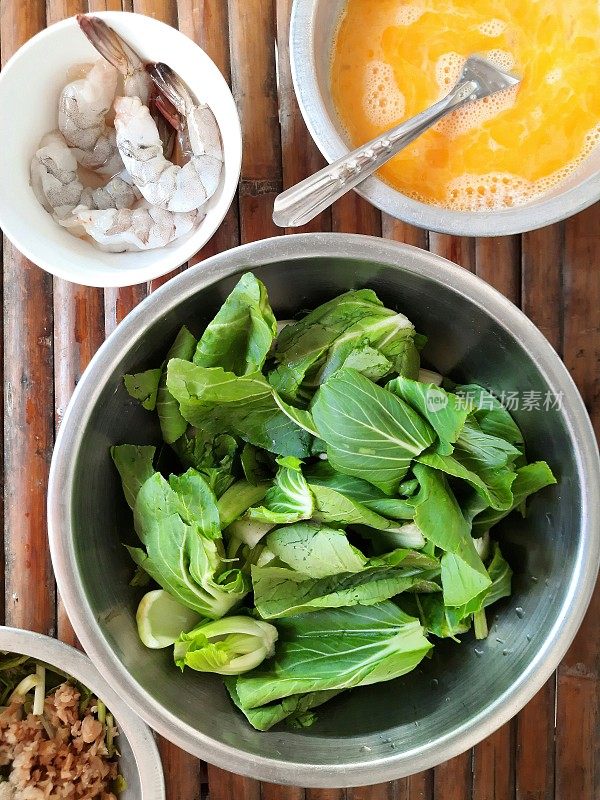 为泰国料理准备食材。