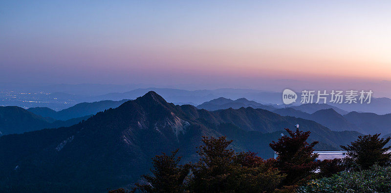 日落时群山的广阔全景