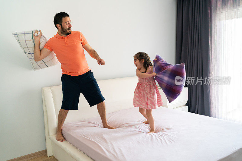 爸爸和女儿在床上枕头大战