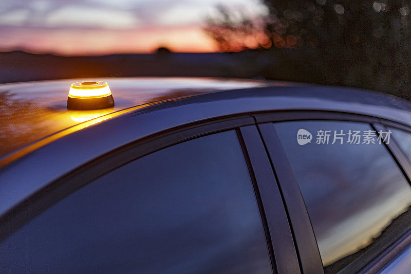 经批准的应急灯在日落时在车顶上发出闪烁的光