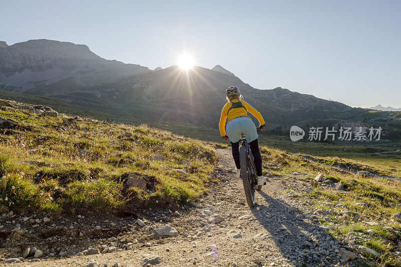 女山地自行车手在夏天沿着高山小道骑行