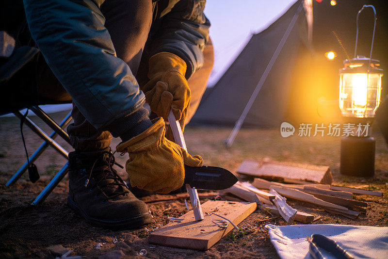 准备木柴，露营场景