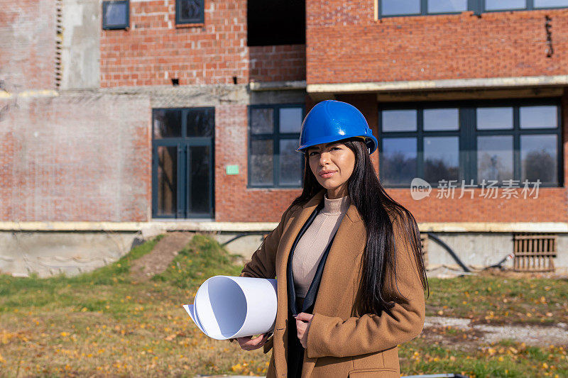 现代女建筑师站在建筑施工前