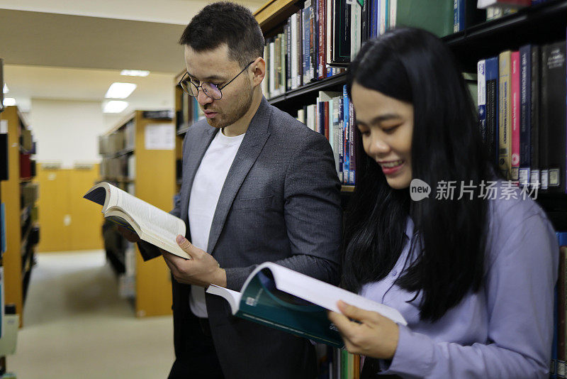 学生在图书馆的书架上选书