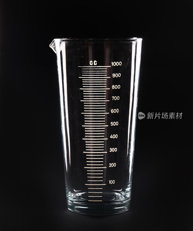 科学研究用容积玻璃烧瓶，背景为黑色