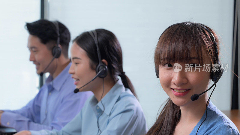 亚洲呼叫中心和客户服务部使用笔记本电脑和耳机对客户进行通话支持，电话营销，客户支持代理提供电话概念服务