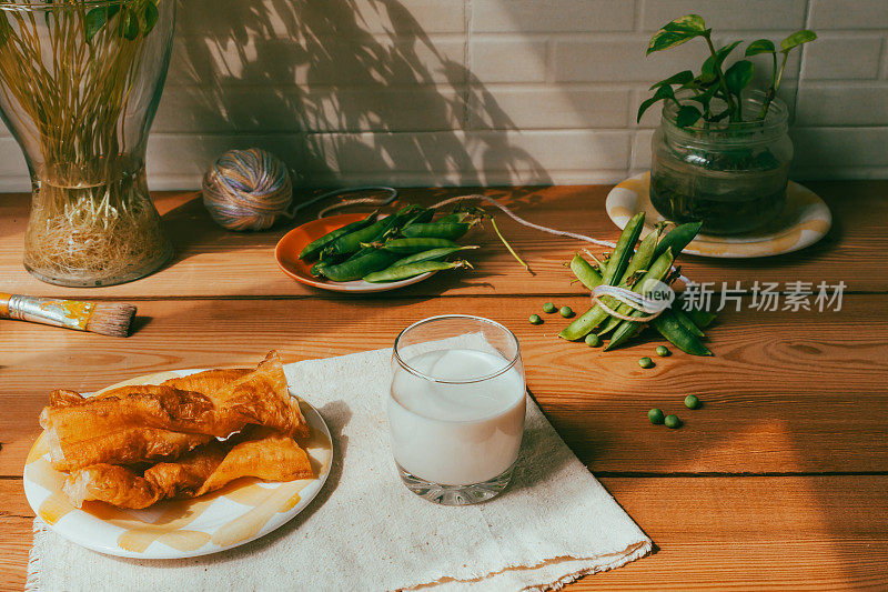 木桌上自制早餐。健康的饮食习惯