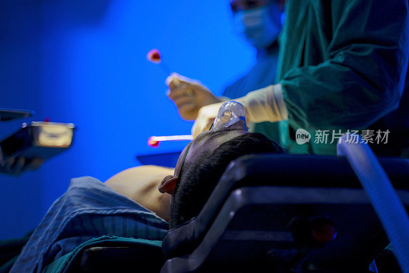 医生在手术室给病人做手术。