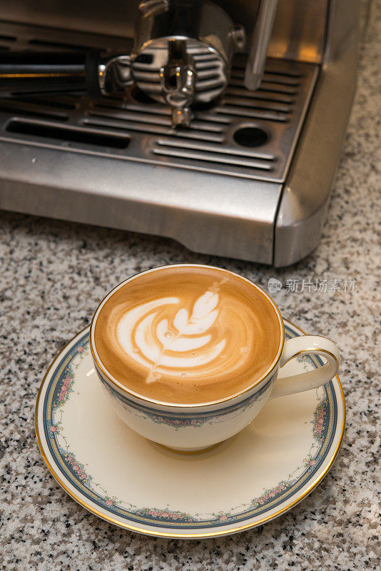家庭咖啡师-自制纯白咖啡与脱脂牛奶在复古骨瓷杯