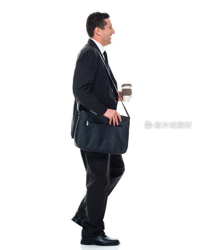 白人男性商人走在前面的白色背景，穿着挎包，拿着咖啡杯
