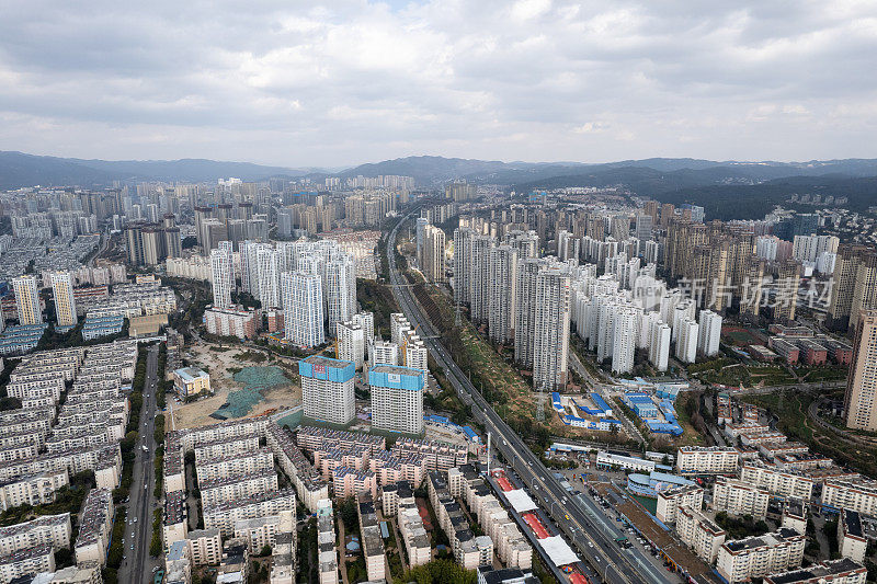 中国云南省昆明市的一条繁忙的高层街道