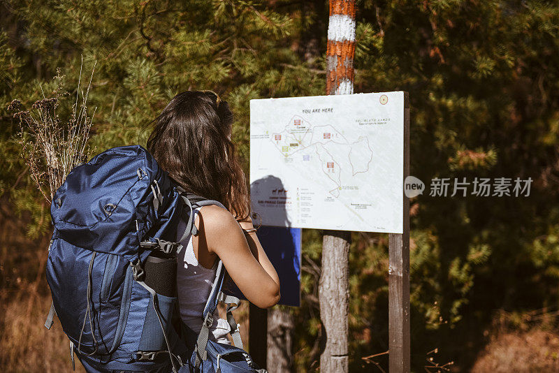 年轻的背包客徒步穿越砂岩山谷