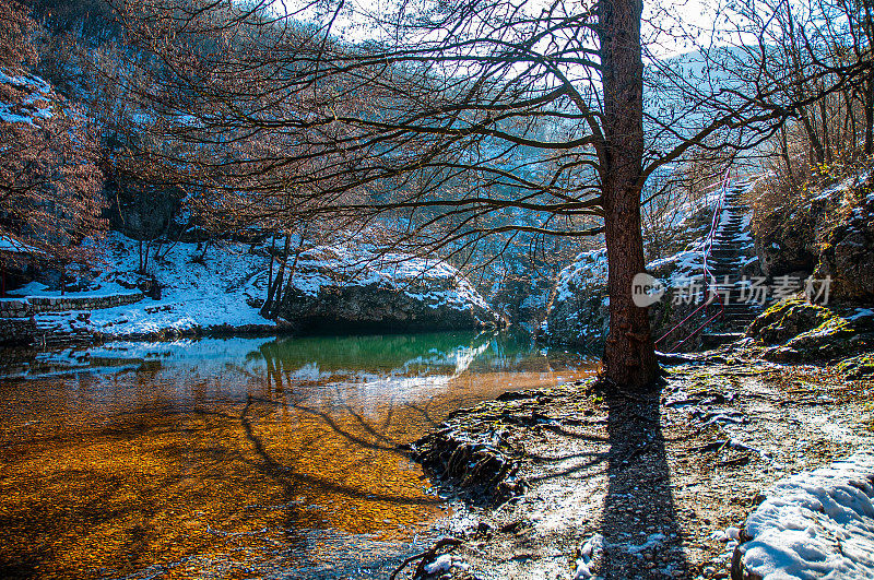 冬季山地景观，河流积雪和树木，最喜欢野餐的地方