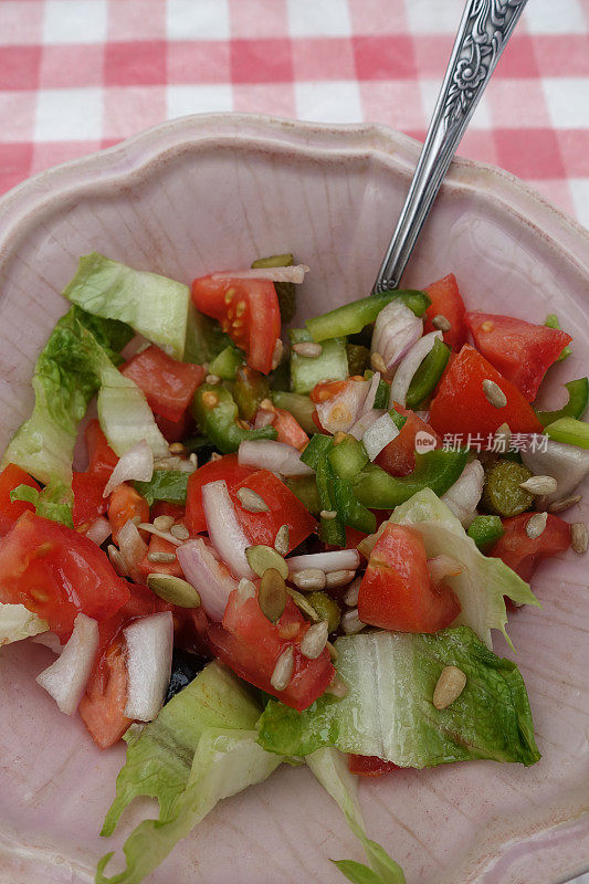 蔬菜沙拉，西红柿，青椒和各种种子，自助餐