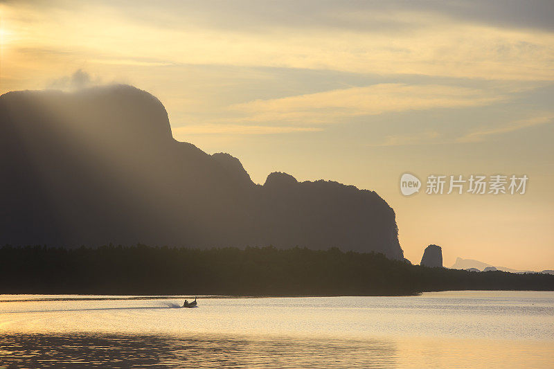 在泰国南部安达曼海上的昂攀牙国家公园，夜景游船在海洋和景观。