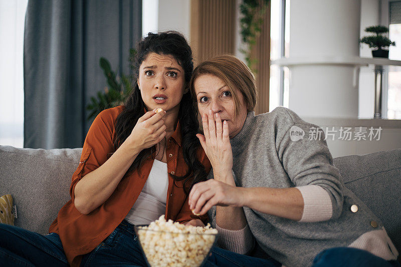 母女俩一起看恐怖电影，吃爆米花