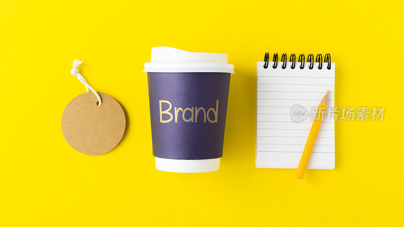 咖啡品牌标识概念与品牌字在咖啡杯与标签标签和笔记本，模型
