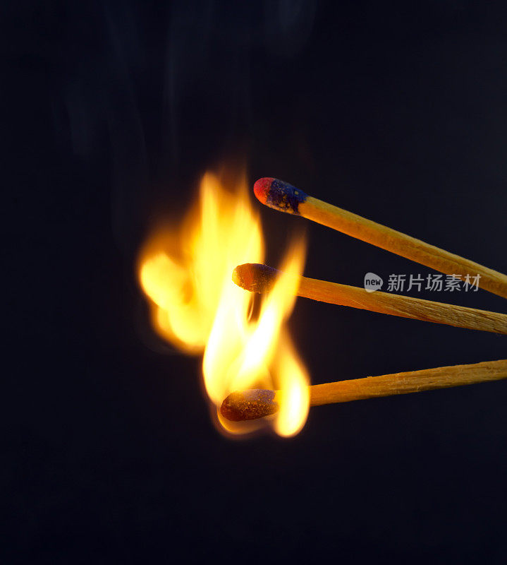 燃烧的火柴……黑色背景