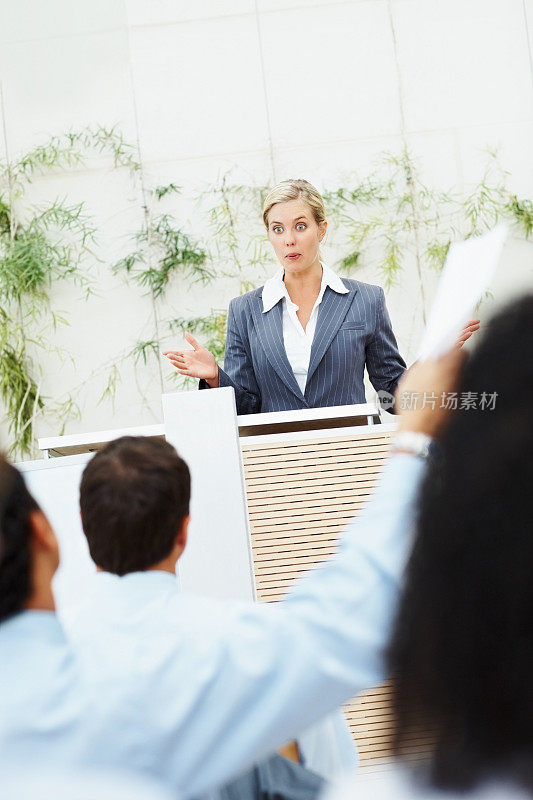 女商人在新闻发布会的讲台上