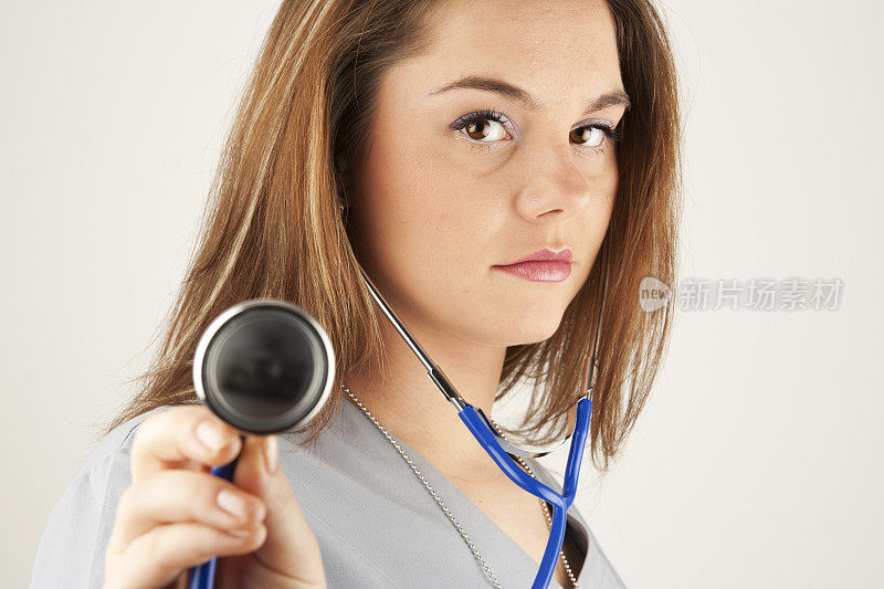 手持听诊器的年轻女医生或护士