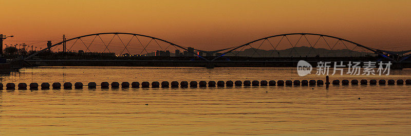 桥在日落时分