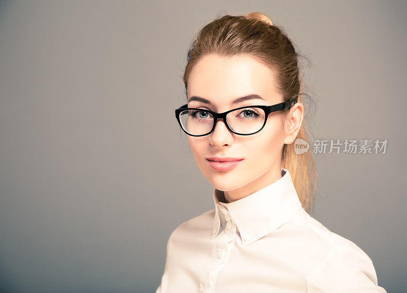 戴眼镜的商业女性肖像