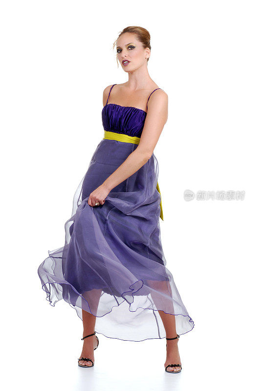 穿着紫色蕾丝裙子跳舞的女人