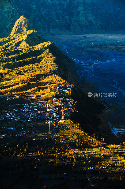 布罗莫火山悬崖附近的村庄。