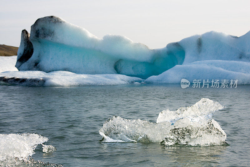 冰川泻湖中的冰山