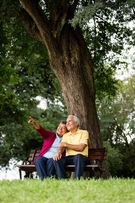 一对老夫妇坐在公园里