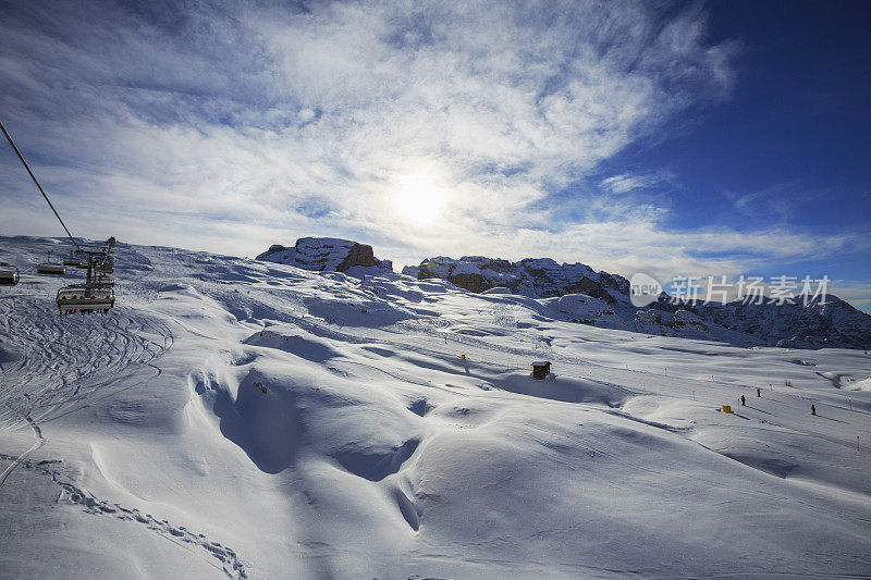 美丽的冬季高山景观滑雪缆车滑雪胜地