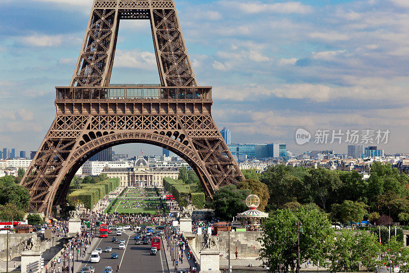夏日的埃菲尔铁塔，法国巴黎
