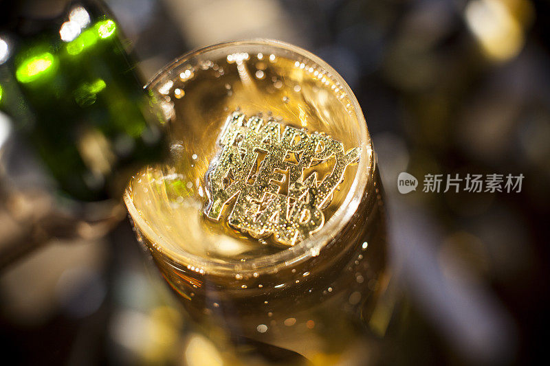 用香槟酒杯祝你新年快乐