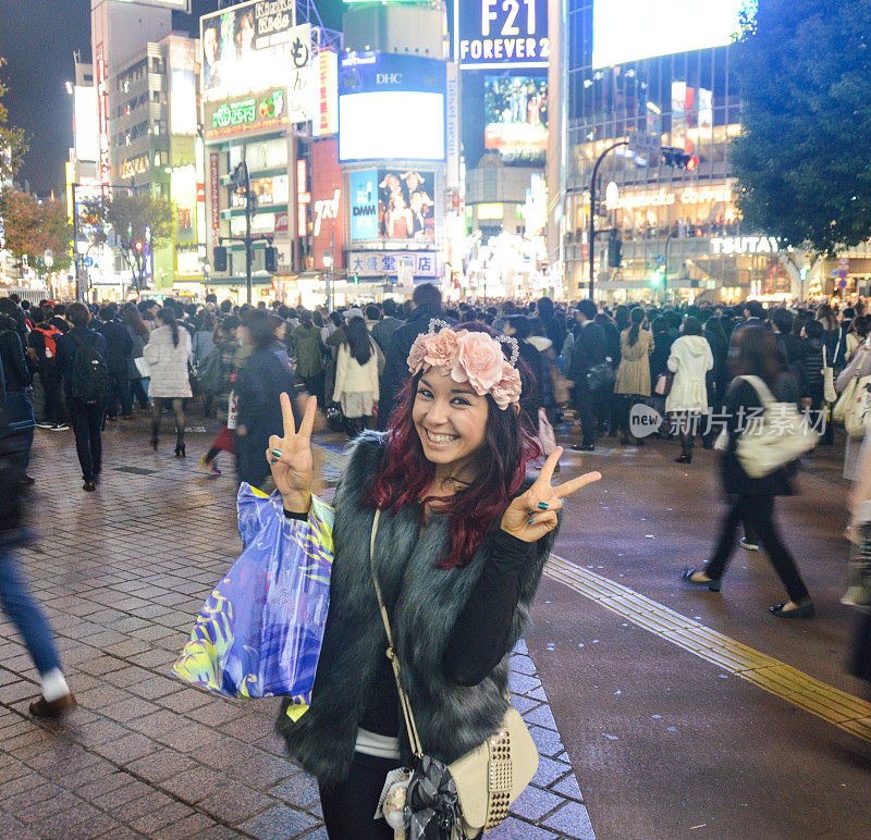 年轻女子在日本著名的涩谷十字路口
