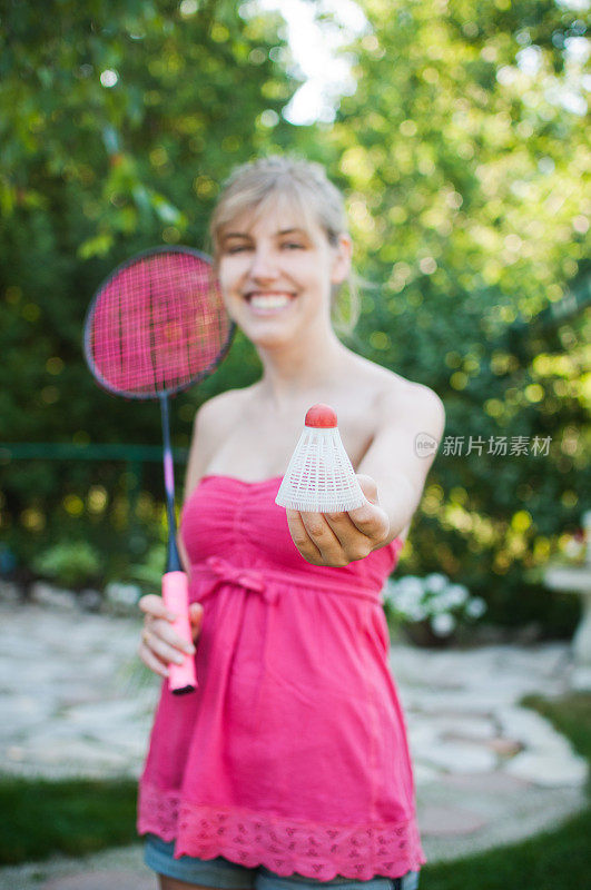 年轻女子打羽毛球