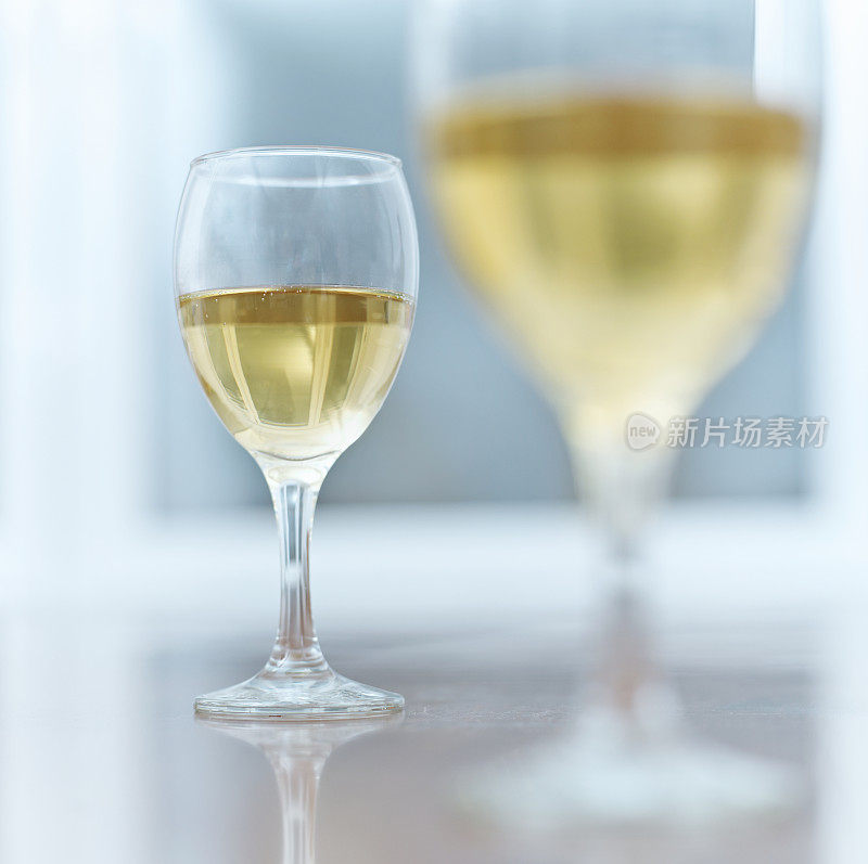 两杯白葡萄酒