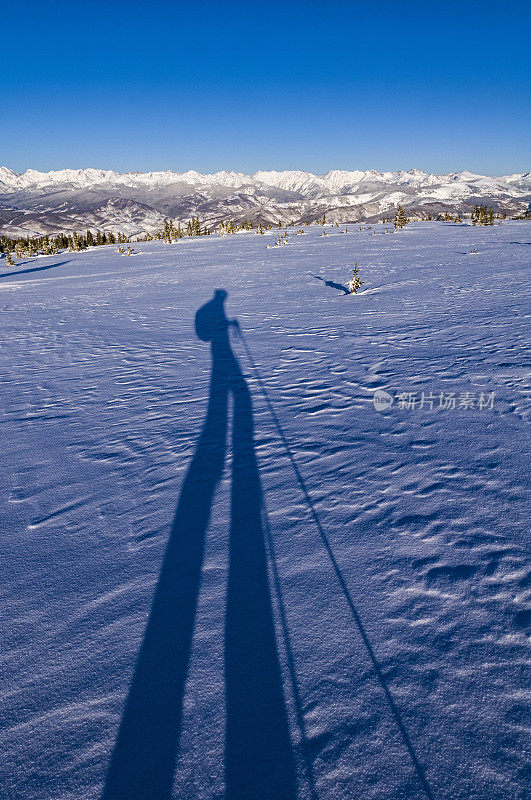 滑雪旅游阴影在高山冬季