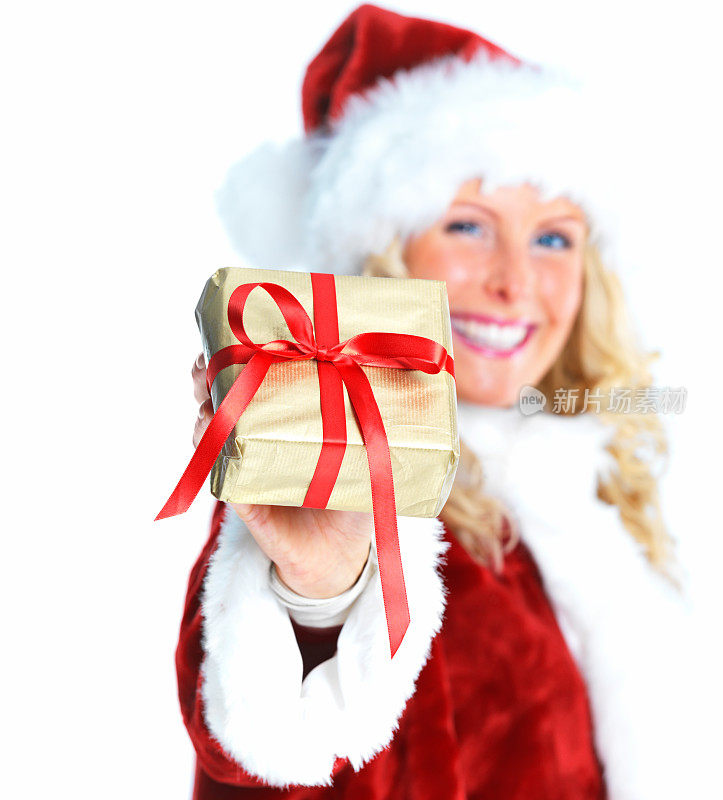 年轻的女圣诞老人展示圣诞礼物