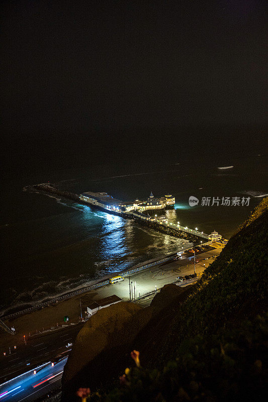 利马海岸线的夜景