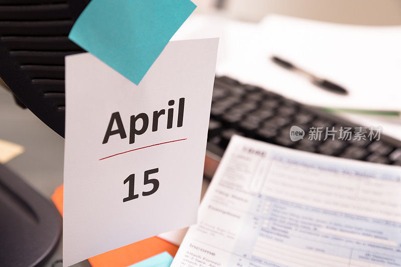 业务:截止日期4月15日。所得税表在桌上。