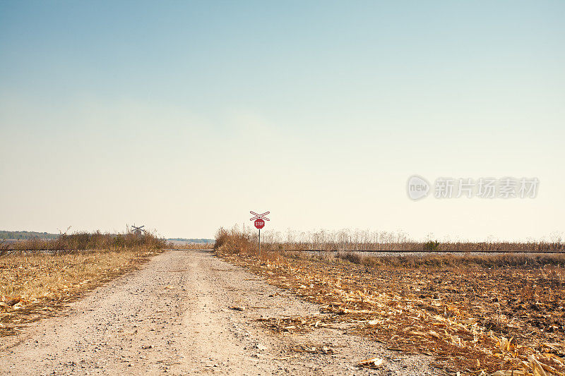 乡村公路和铁路交叉处