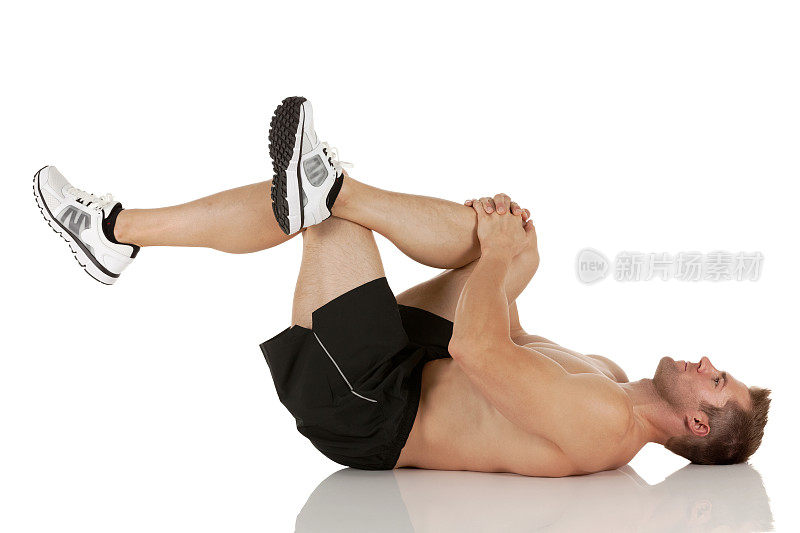 一个肌肉发达的男人在锻炼