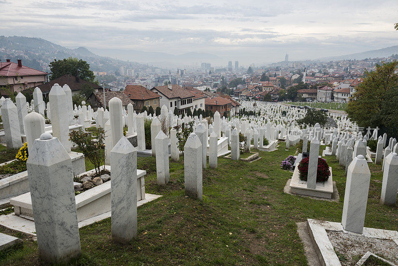 萨拉热窝的天际线和波斯尼亚的战争公墓