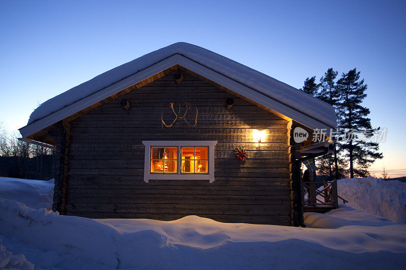 白雪皑皑的小屋