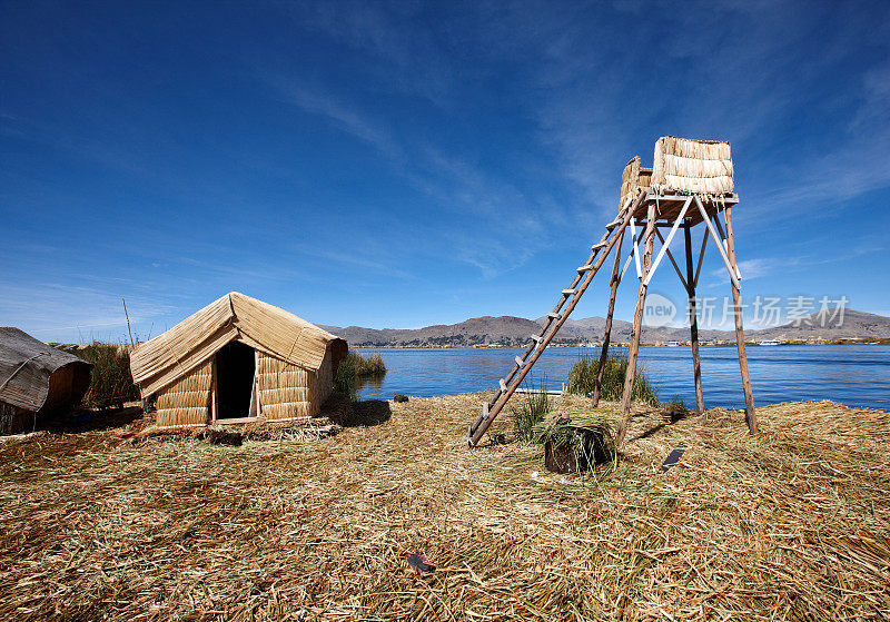 喀喀湖乌鲁斯群岛上的草屋