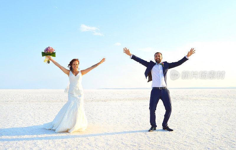 快乐的情侣在雪地上跳舞