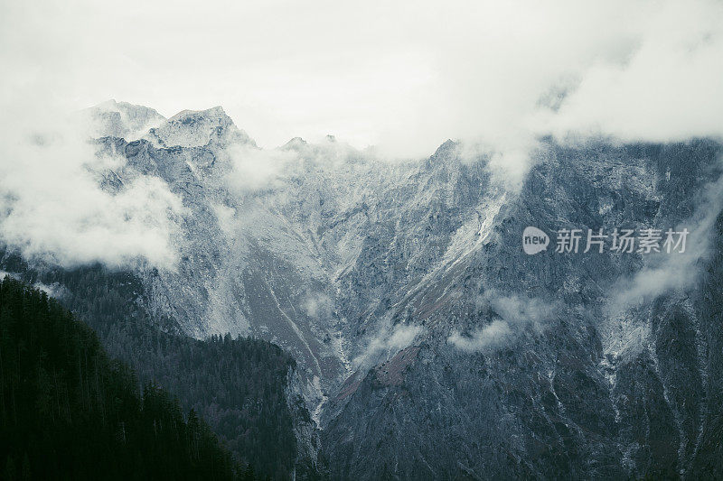 阿尔卑斯山脉在雾中