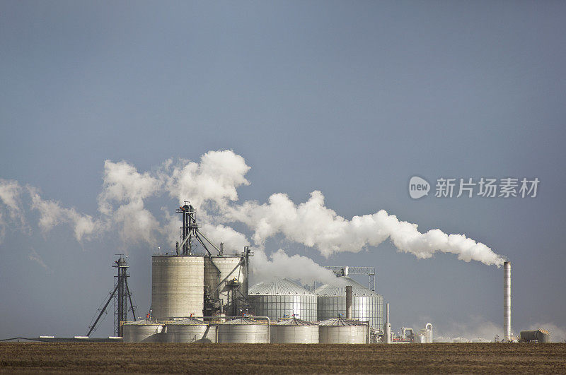 中西部的乙醇工厂和烟囱。